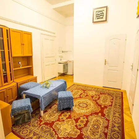 Privatunterkunft Center 5 Private For 19 People *